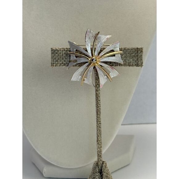 Vintage brooch signed J.J. - Picture 1 of 3